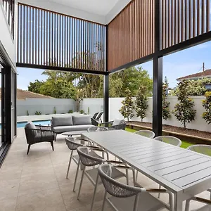 https://maia-beach-house-coolum.hotelssunshinecoast.net
